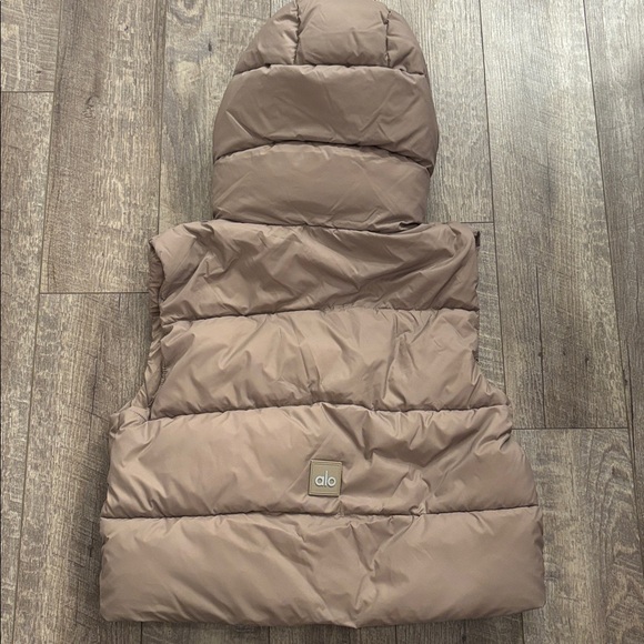 ALO Gold Rush Puffer Vest NWT - Picture 5 of 6